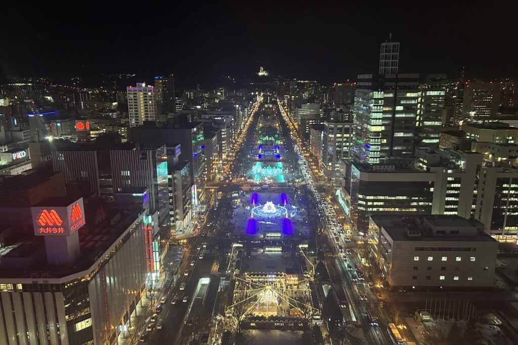 テレビ塔から眺めるホワイトイルミネーションで彩られた大通公園と、奥に見える大倉山のジャンプ台
