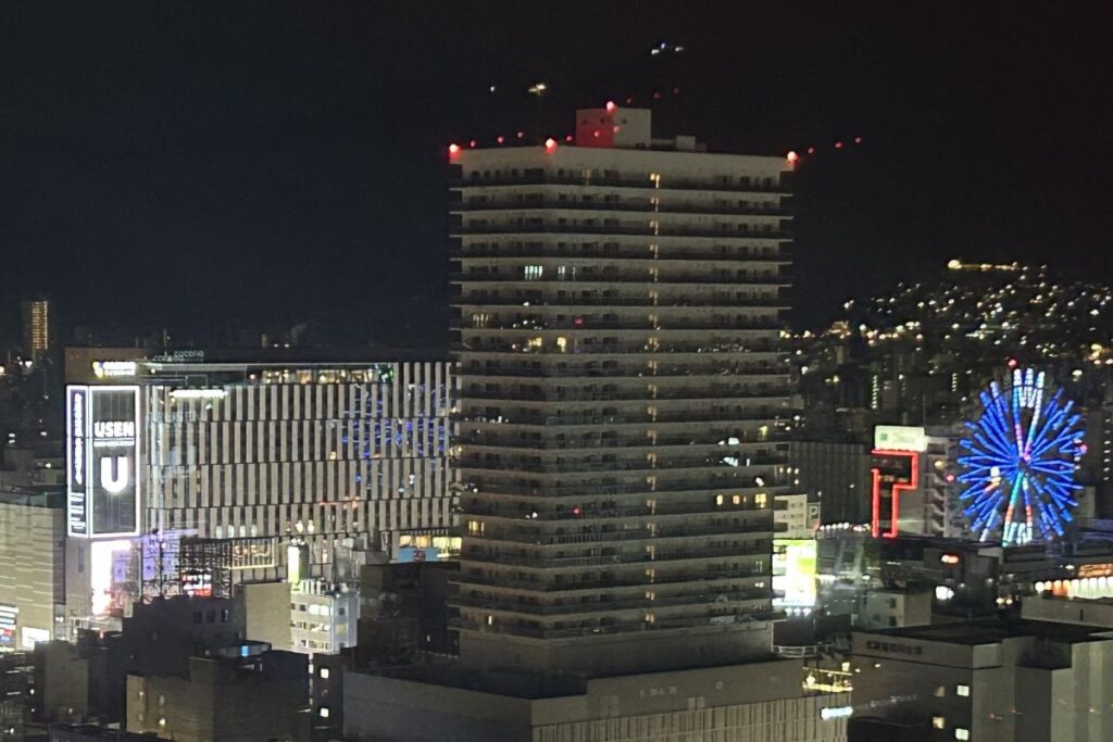 テレビ塔から見える、ノルベサの観覧車（右）と、その光を反射するココノススキノ（左）の外壁