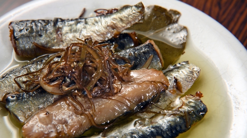 道東産マイワシを使った「炙りいわしオイルサーディン」（国政崇撮影）