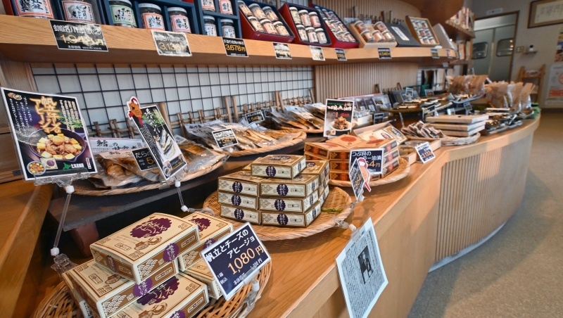 道内産の海の幸を使った珍味が並ぶ「おが和」店内（国政崇撮影）