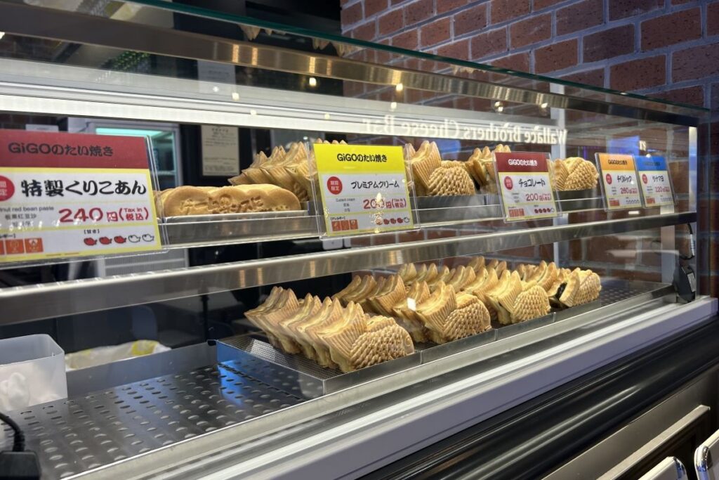 あんやクリーム、ツナマヨなどのたい焼きが並ぶギーゴ店舗内のケース