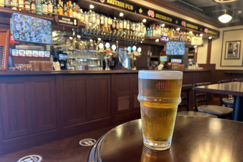 気軽に１杯、仲間とスポーツ観戦などさまざまな楽しみ方のできるHUBの店内