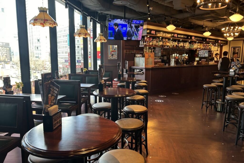 重厚なインテリアのHUBの店内