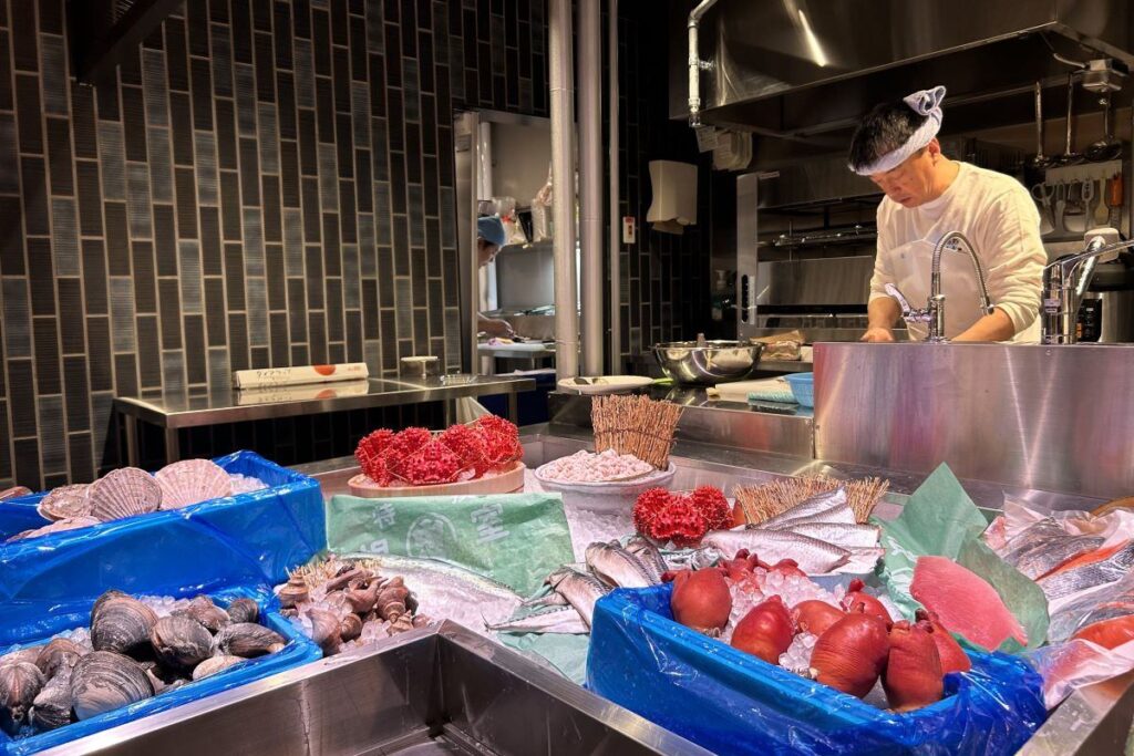 「ふくはら」の店内に並ぶ生きの良い海産物