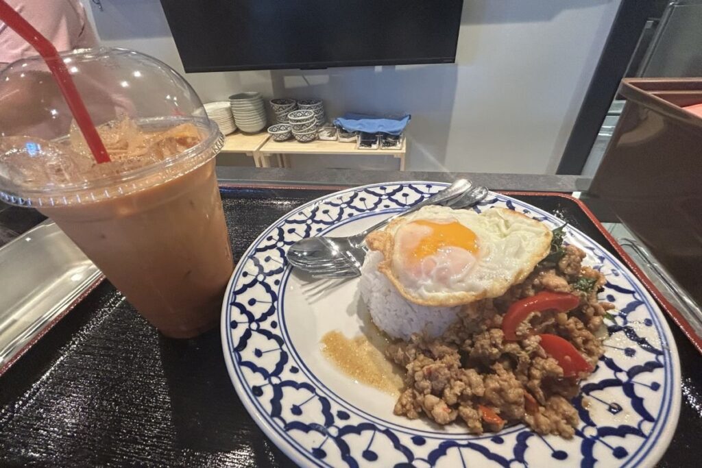 サイアムのタイ料理の定番鶏肉のバジル炒め「ガパオガイごはん」