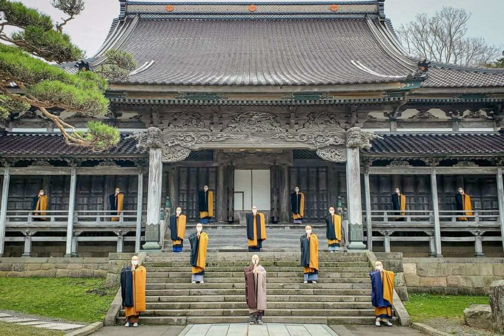 荘厳な雰囲気の本堂