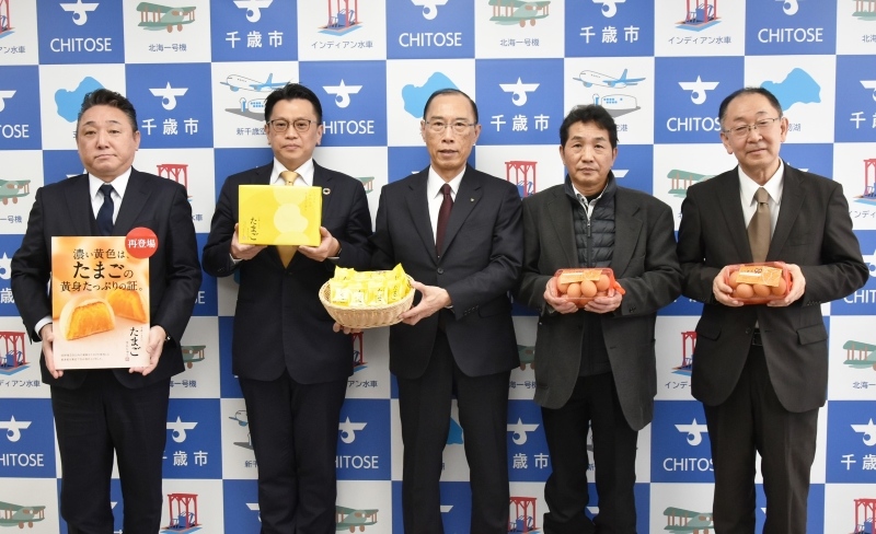 「千歳うまれのたまごまんじゅう」の販売再開を報告したもりもとの森本社長（左から２人目）ら