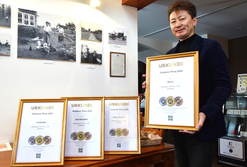 賞状を手に「今回の受賞でさらに自信がついた」と喜ぶ野崎創社長