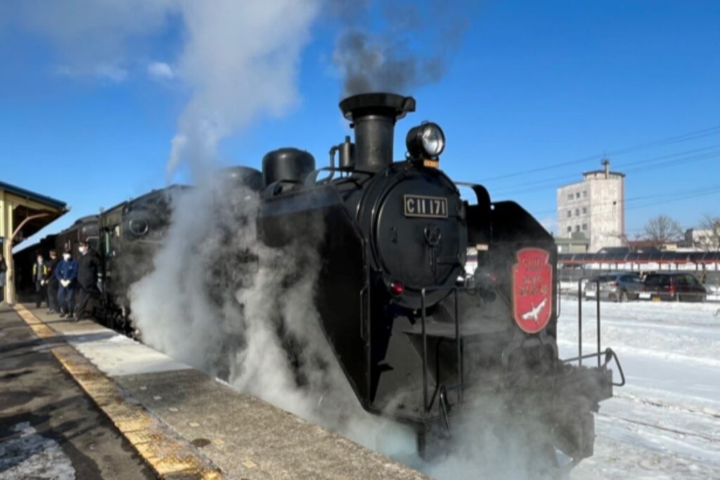 汽笛を鳴らし、豪快に蒸気を吐き出して出発を待つSL冬の湿原号
