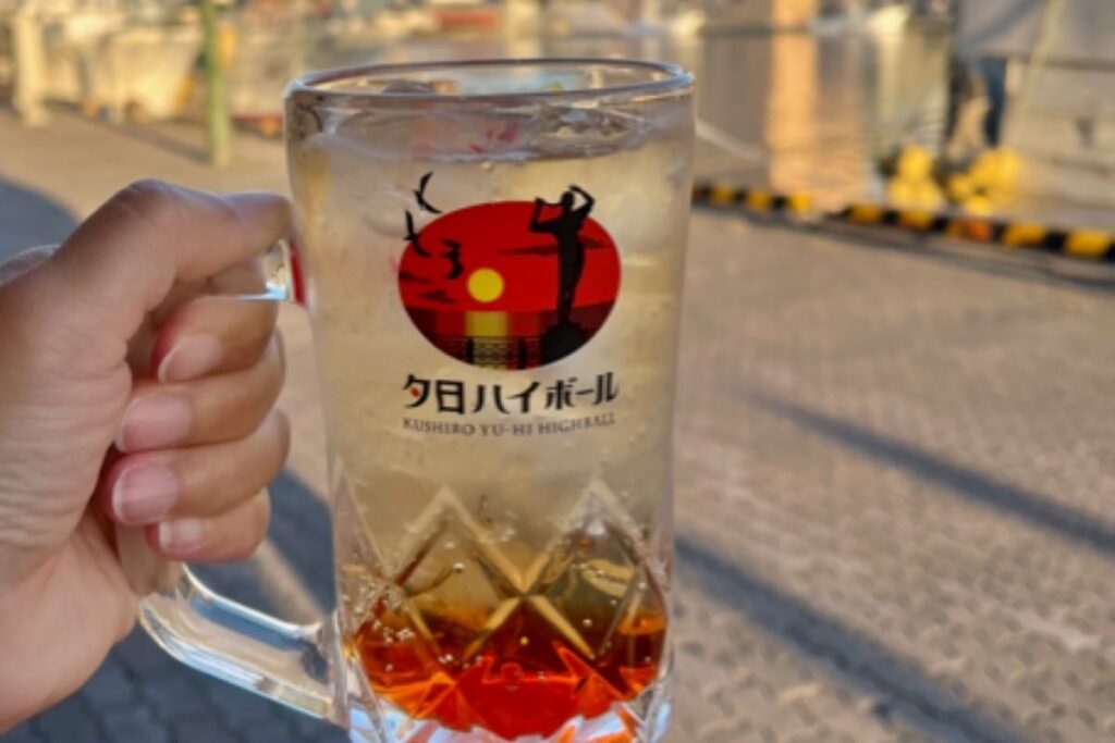 美しい夕焼けにちなんで市内で提供されている「夕日ハイボール」