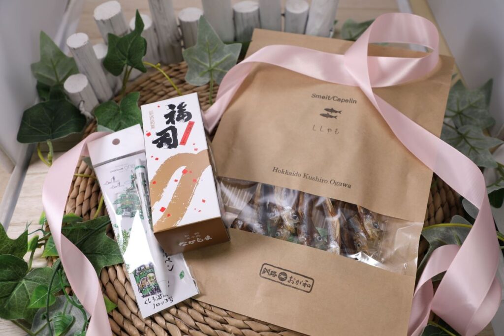 観光列車のボールペン(左)と「地酒ケーキ・福司」(中央)、「珍味ししゃも」