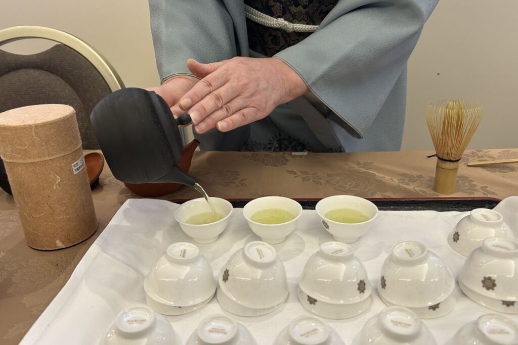 最後の１滴までしっかり急須から茶碗に注がれる様子