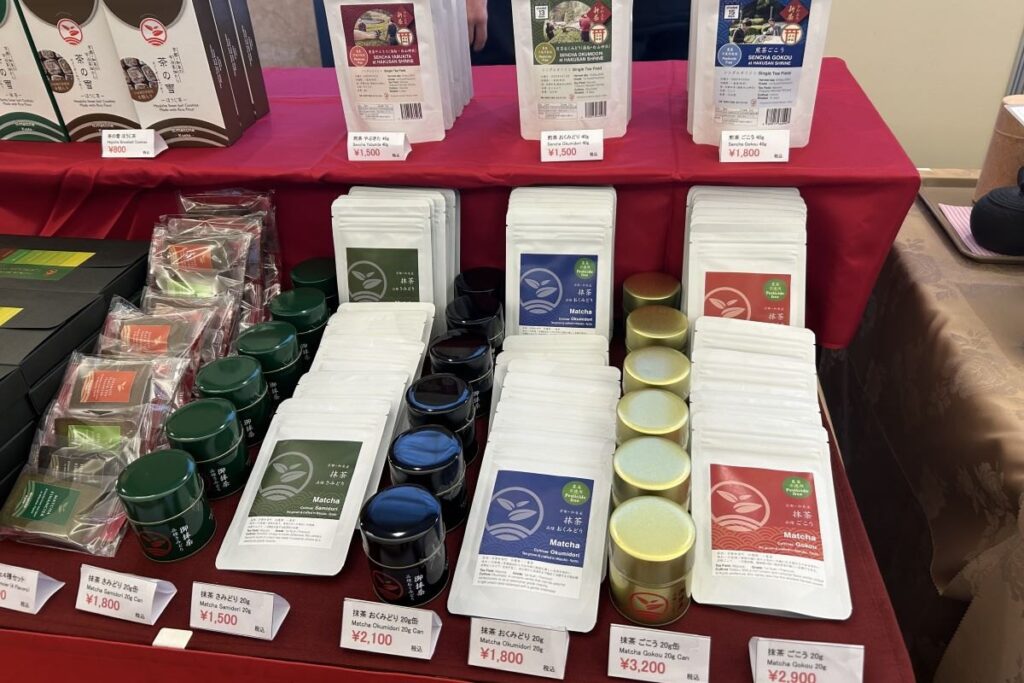 店頭に並ぶ各種のお茶