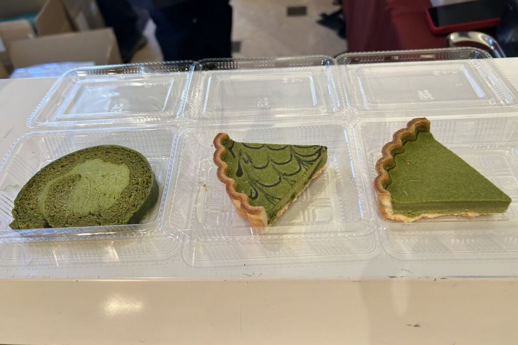 左から、ロールケーキ、チョコチーズケーキ、チーズケーキの抹茶スイーツ