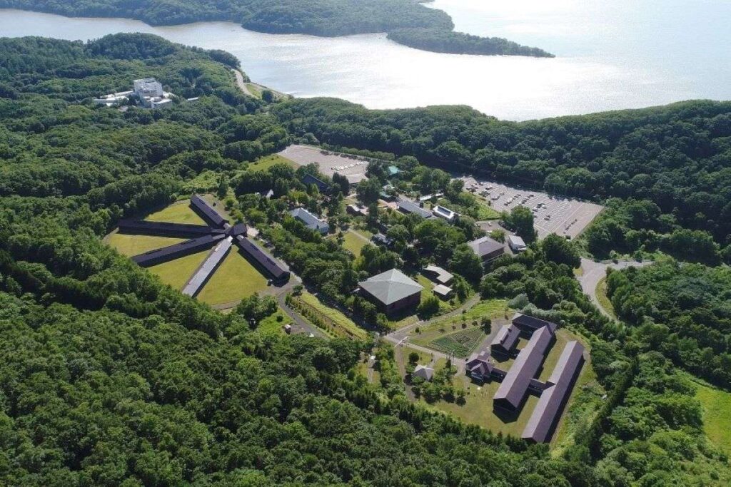 広大な敷地に舎房や浴場、職員官舎などが並びます