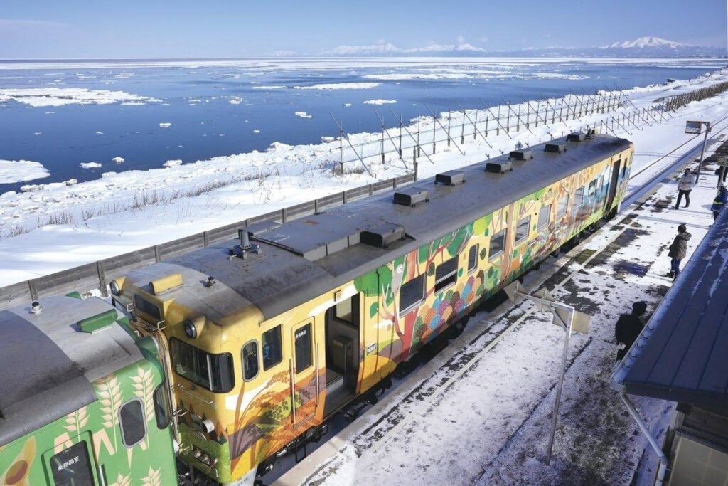 接岸する流氷の横を悠々と走る「流氷物語号」