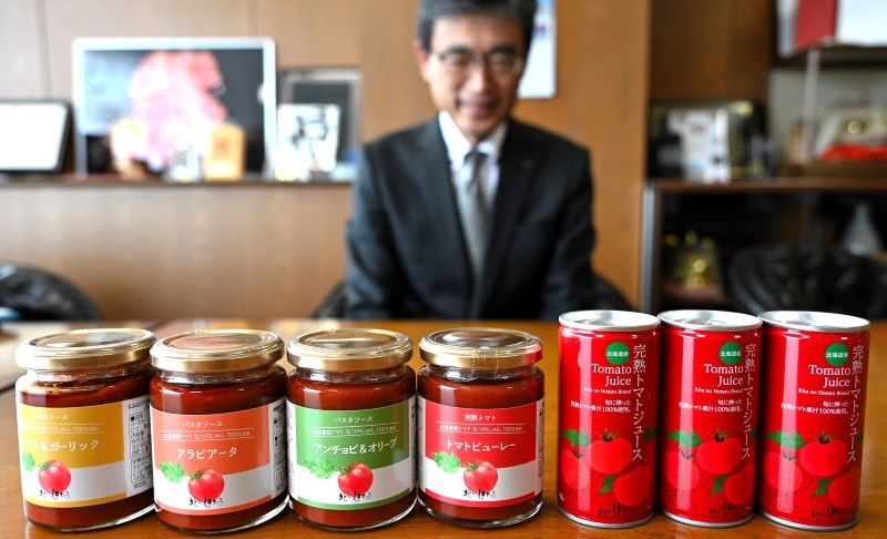 「ヘルシーDo」に認定されたトマトジュース(右)。左は新商品のパスタソースなど