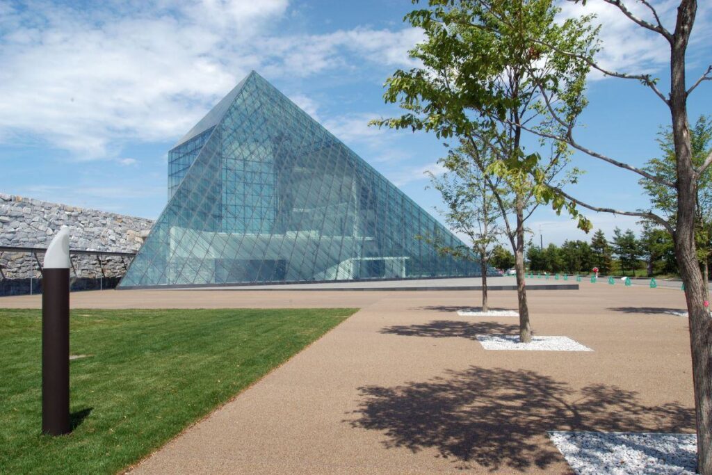 モエレ沼公園のシンボルのガラスのピラミッド「HIDAMARI」