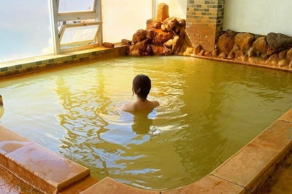 冬の風に当たった体に染み渡る神威脇温泉