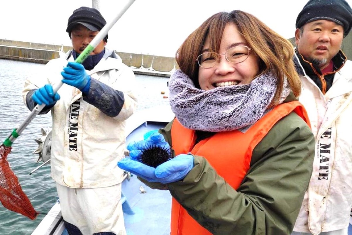 奥尻の夏「ウニ採り体験を」＊町と地元漁協青年部支部企画＊磯舟で漁師の仕事学び試食