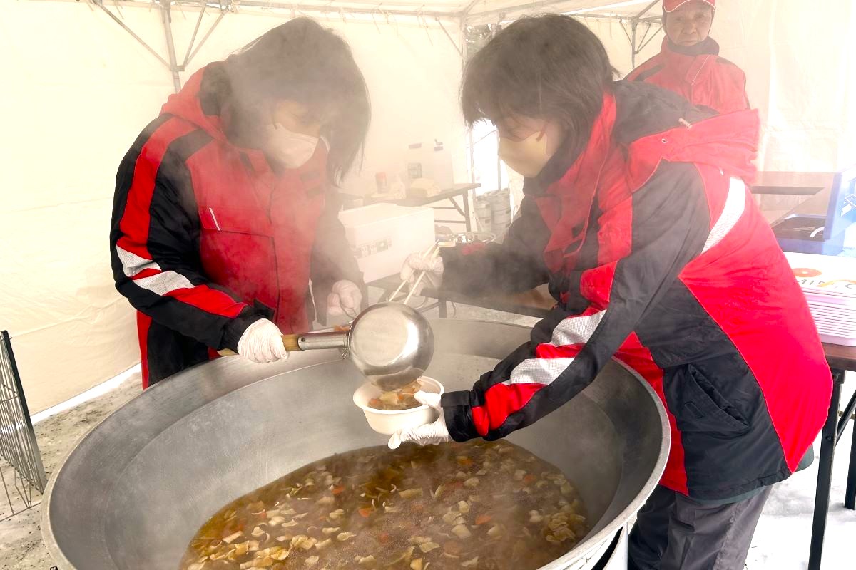 「厳冬!!北海大鍋まつりinさとらんど」開幕〈2/2まで〉5種の鍋料理が１杯500円で そりやチューブ滑りの雪遊びも