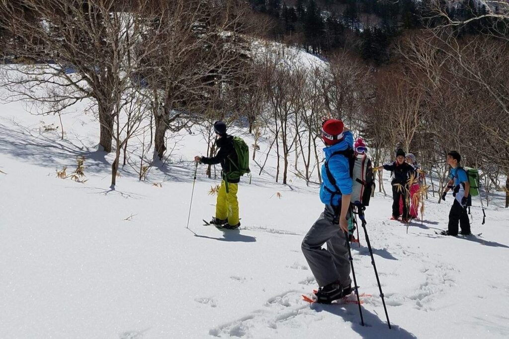 スノーシューでポン山を散策する人たち