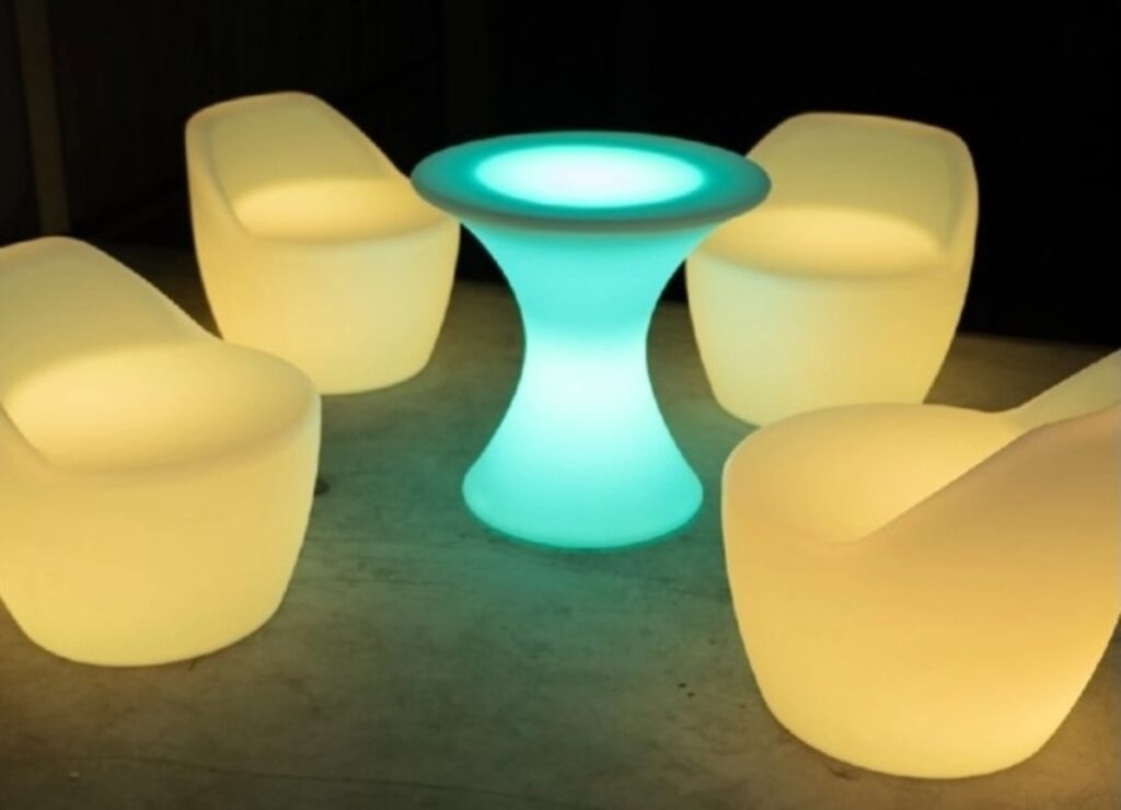 会場のセンターハウス前に設置されるLEDライトで光るチェアとテーブル（イメージ写真）