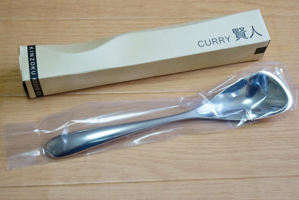 カレー専用スプーン「カレー賢人」。こちらは右利き用