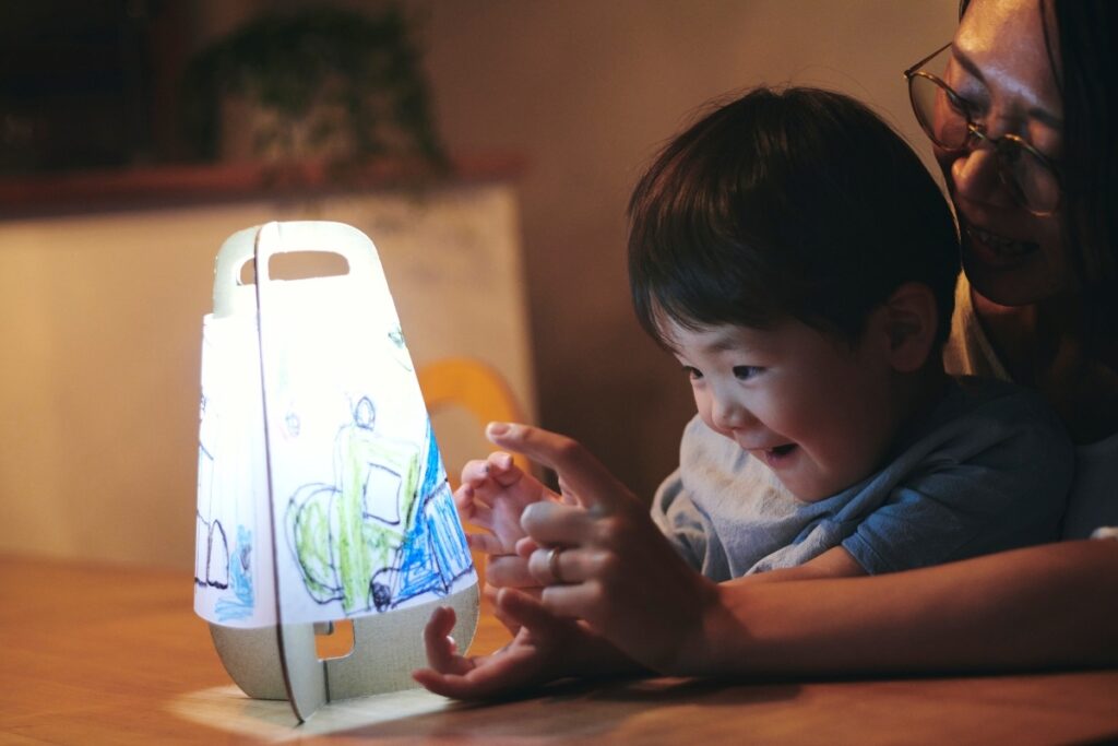 お子様向けにランタン作りを体験してもらうワークショップ「withTOMORI AID」イメージ