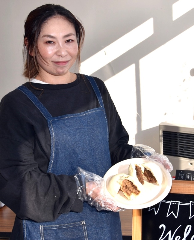 テシカガタウンラボが販売している地場産の和牛と豚をそれぞれ使った肉まん