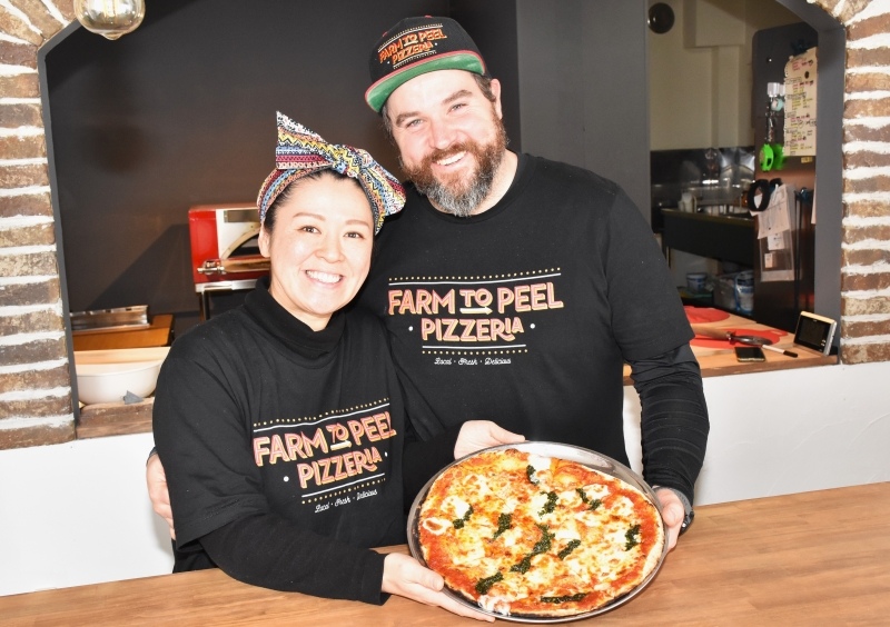 １３日オープンのピザ店を営むピーター・シンプソンさんとシンプソン美澄さん