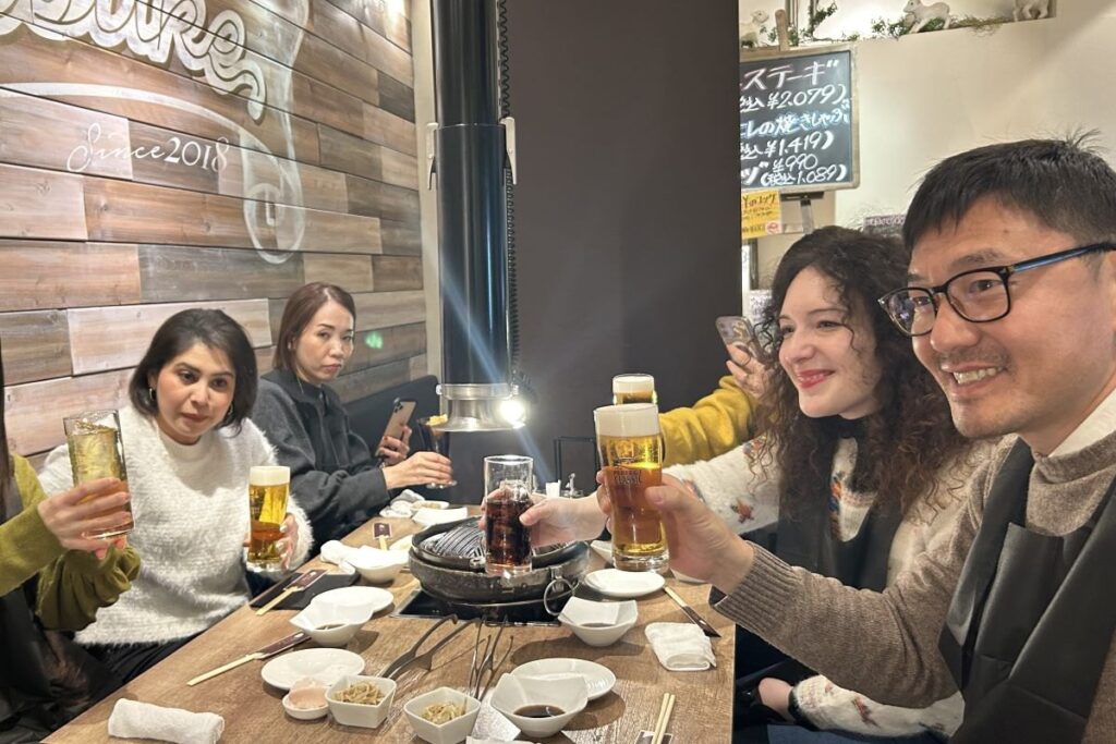 盛りだくさんな1日を振り返り乾杯する参加者