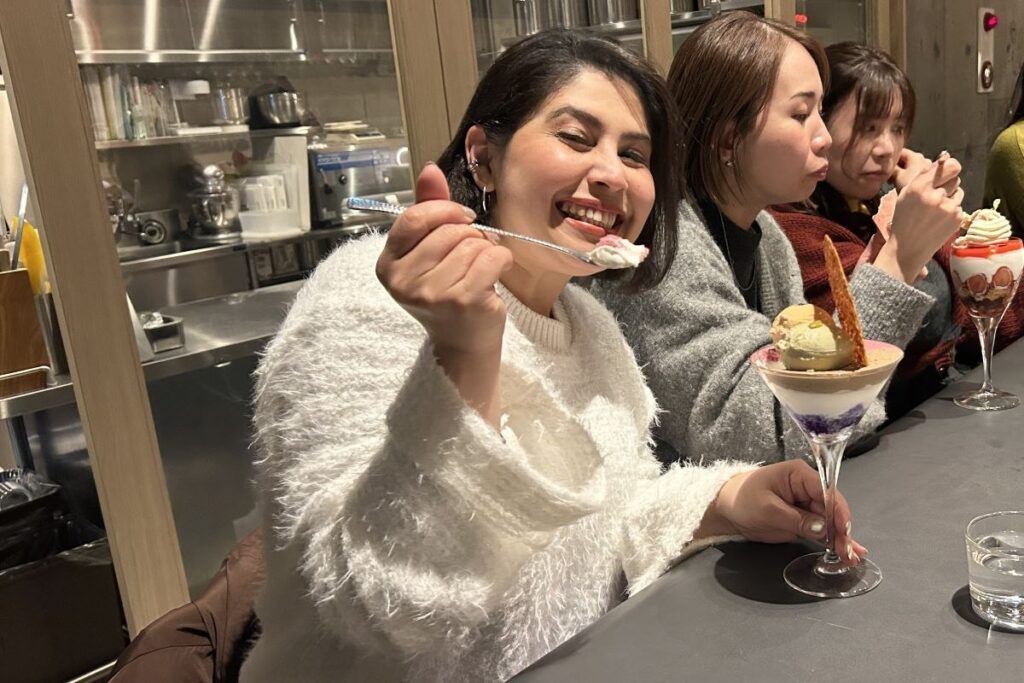 「甘いものは別腹」とスプーンを手にする参加者