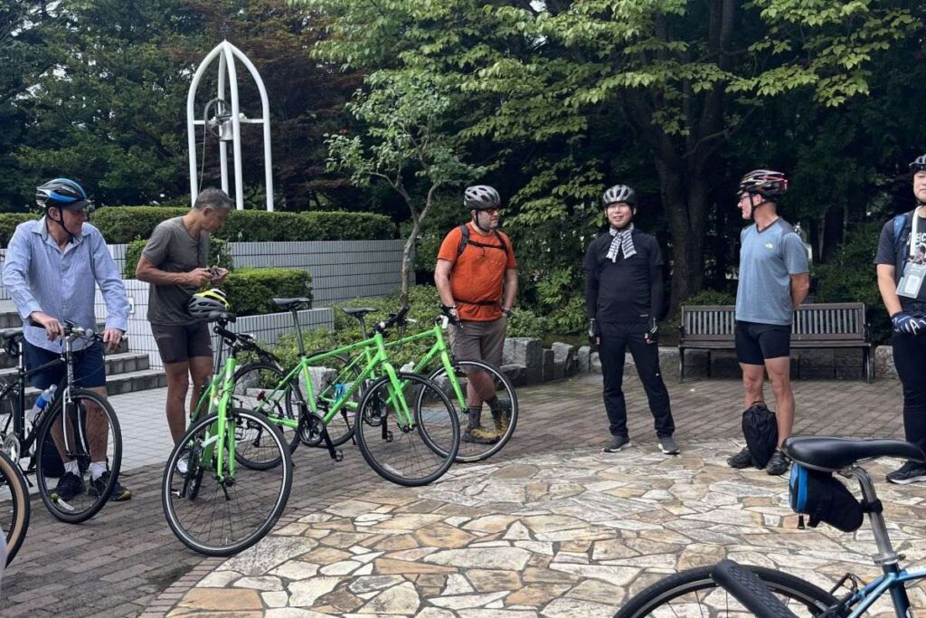 出発前に自転車の整備とミーティングをする参加者