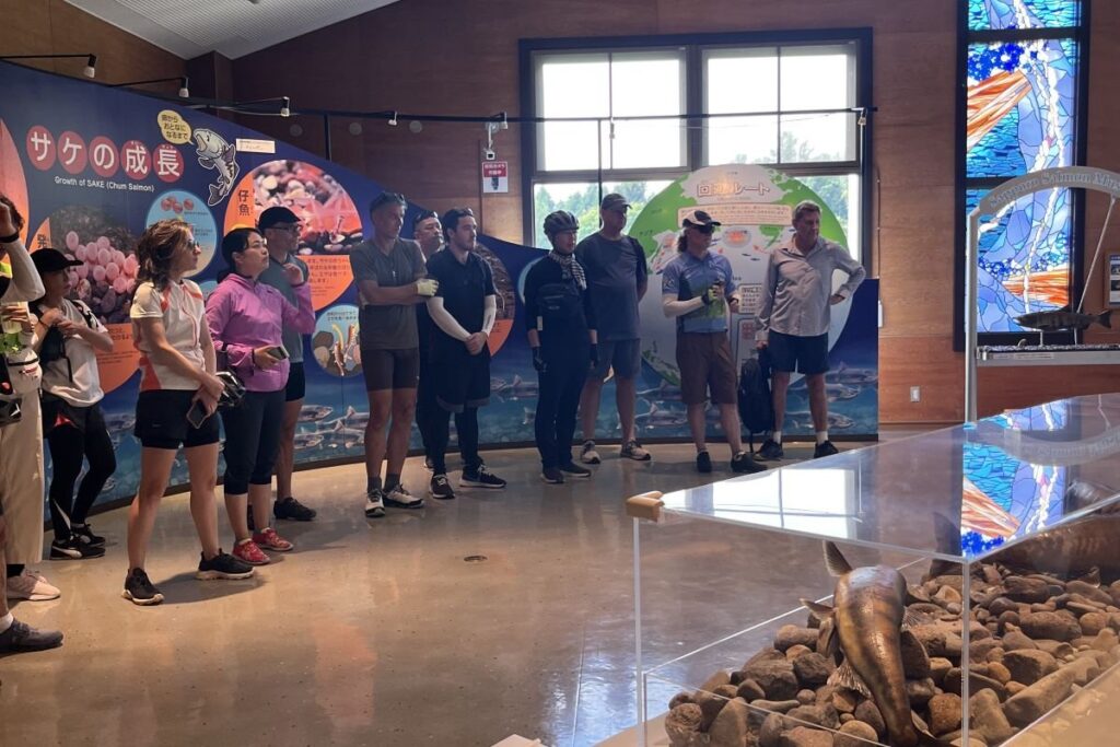 サケの生態などについて学ぶ参加者