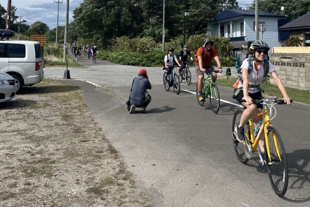 石狩のサケゆかりの地などを自転車で巡る参加者