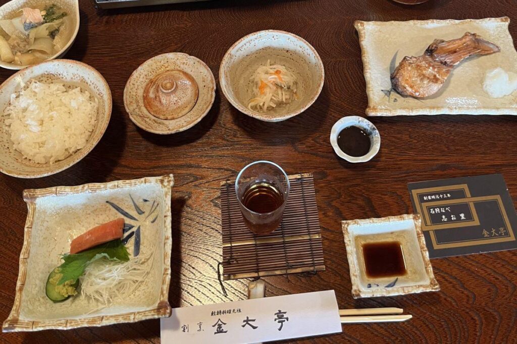 サケを余すところなくいただくメニューの、白子焼きやめふん、氷頭なますなど