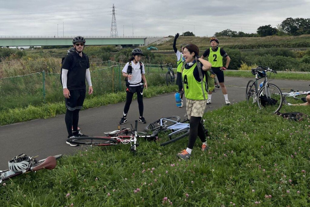 サイクリングの途中、休憩する参加者