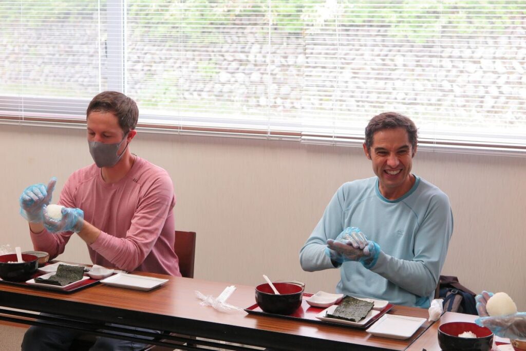 地元のコメを使ったおにぎり作りに挑戦する参加者