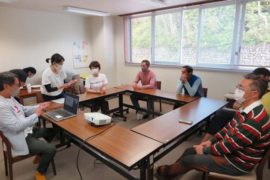 温泉やニセコの歴史について学ぶ参加者