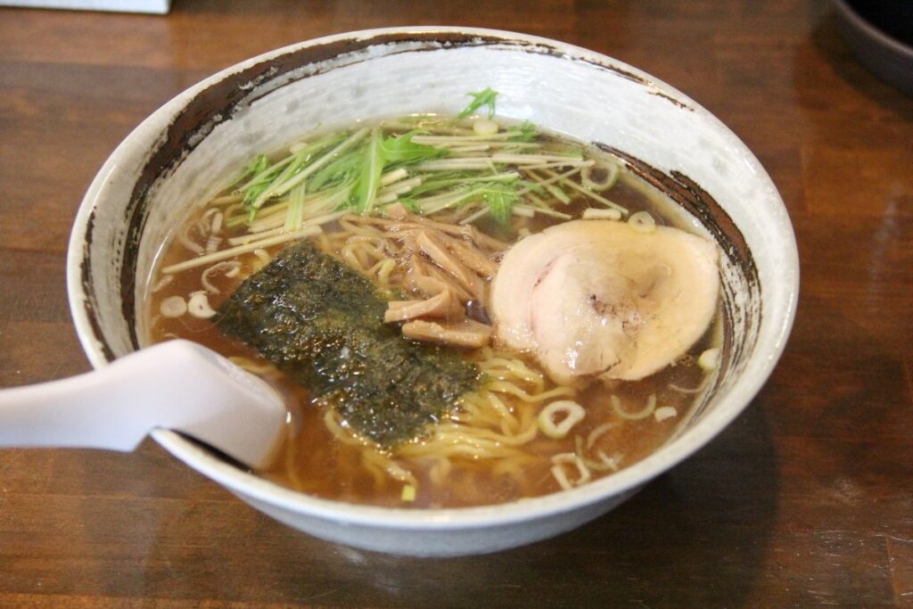 あっさりしておいしい「支那そば 愛幸」の「支那そば 正油」