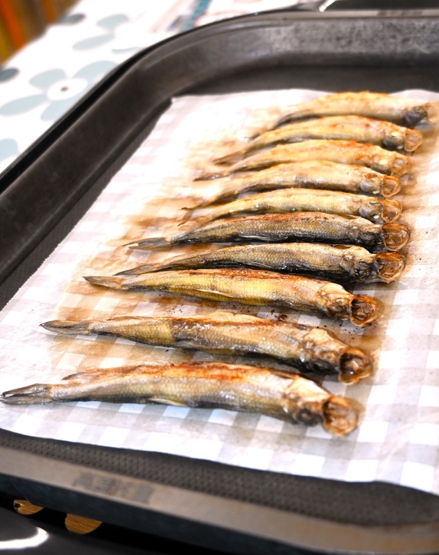 人気の「生干ししゃも」。店内でもホットプレートで焼いて食べられる