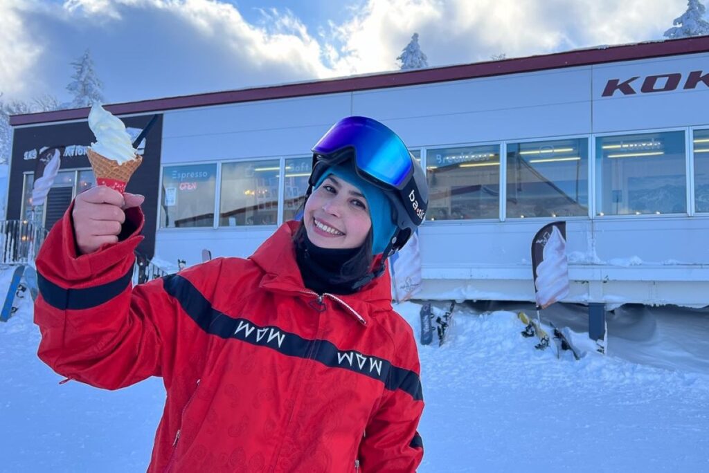 ソフトクリームを手に笑顔を見せるパサナさん