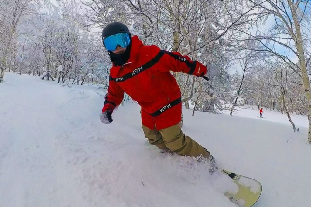 樹氷の間をスノーボードで滑降するパサナさん