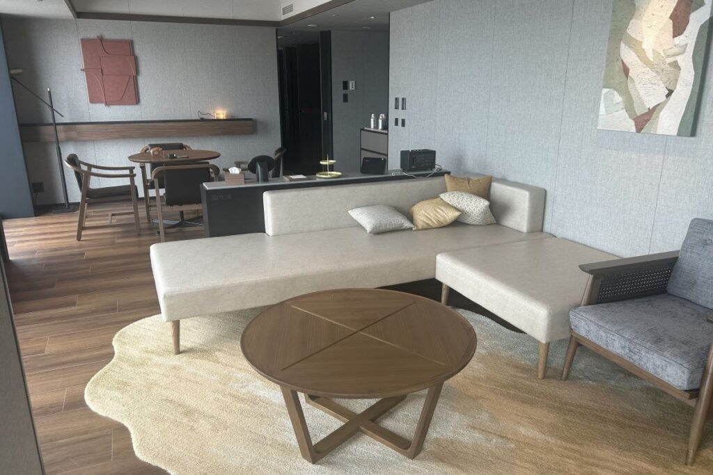 木の家具がぬくもりを感じさせる、Q-スイートのリビング