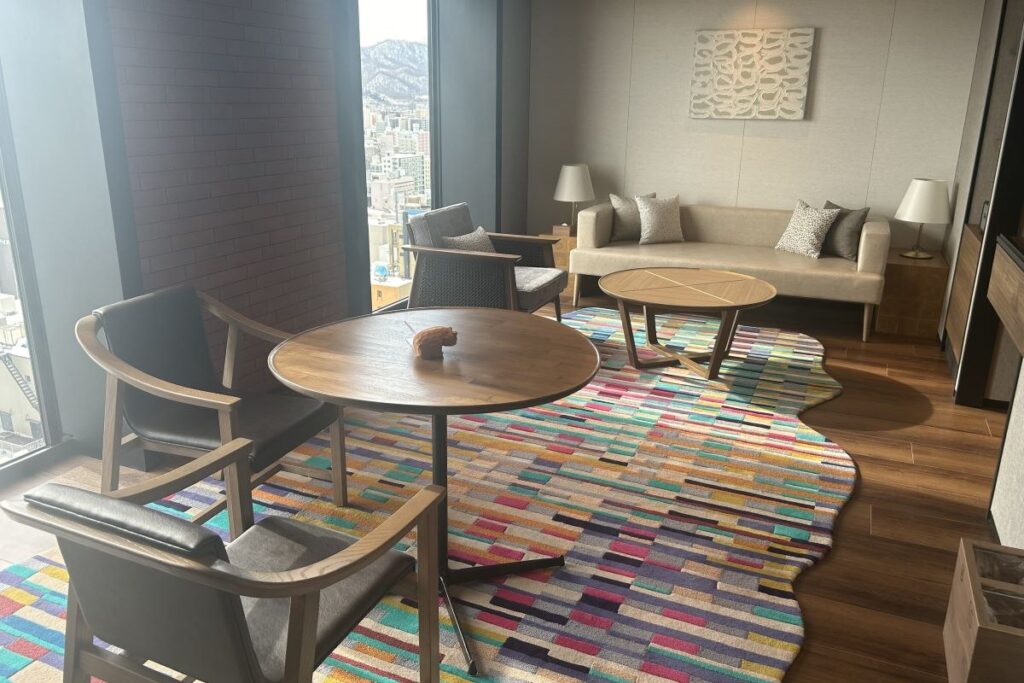 カーペットはすすきののネオンや賑わいを表現している、J-スイートのリビング