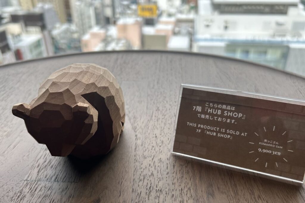 部屋に置いてある地元作家のクラフト