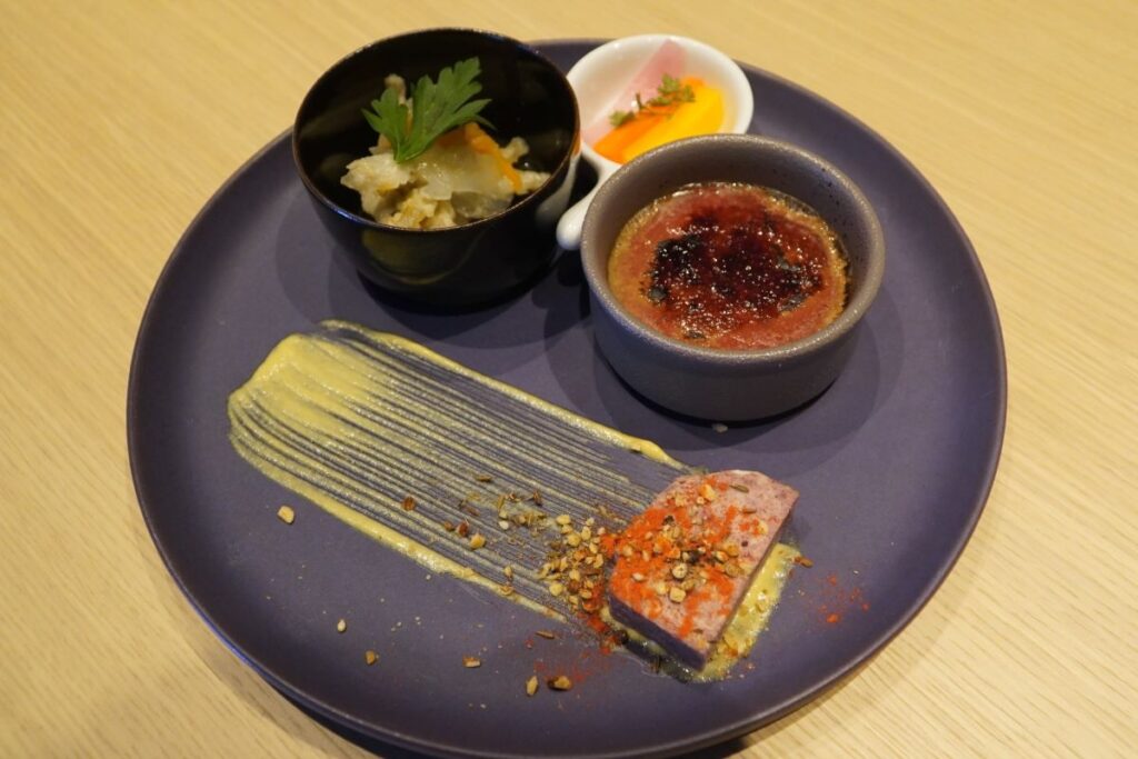 ワカサギのエスカベッシュなどを盛り合わせた前菜