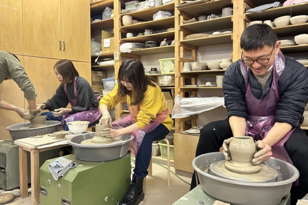 初めての陶芸体験に苦戦する参加者