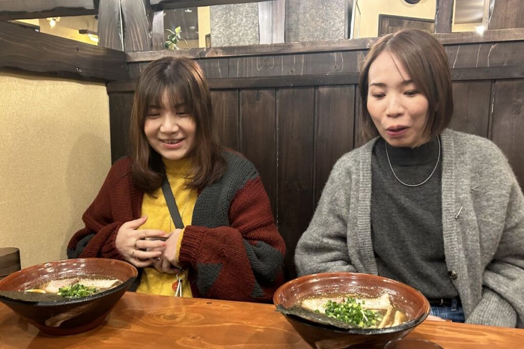 テーブルに届いたラーメンを見て「おいしそう」と喜ぶ参加者